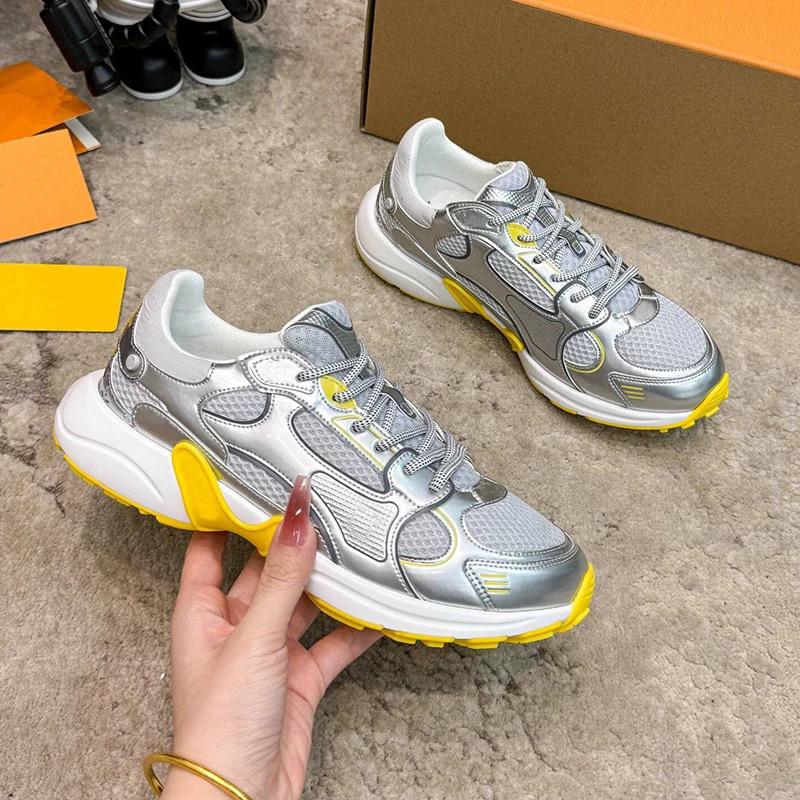 حذاء رياضي شبكي فضي وأصفر