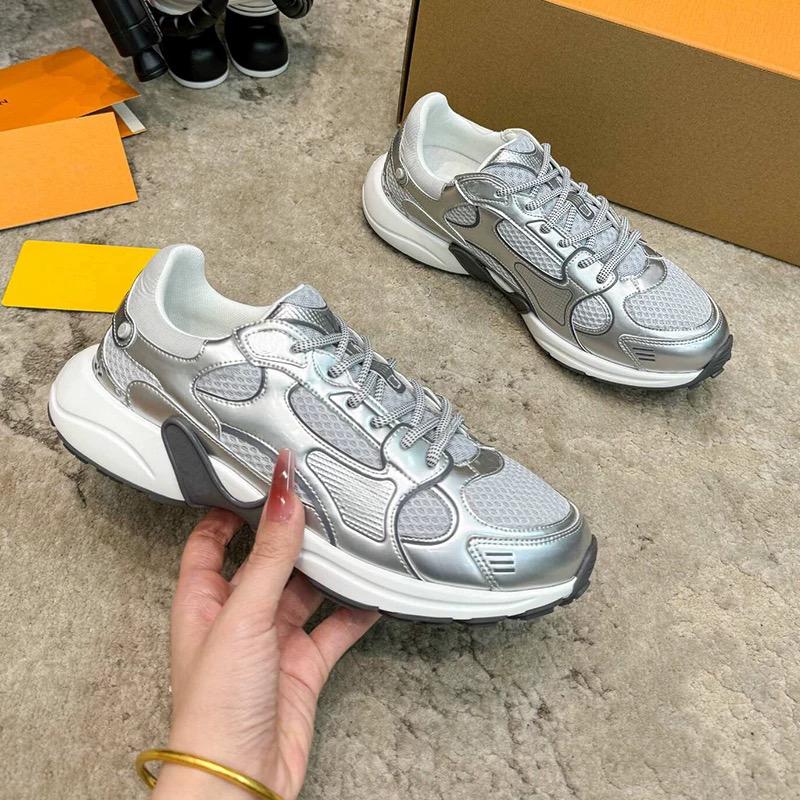 حذاء رياضي بلمسة معدنية صفراء