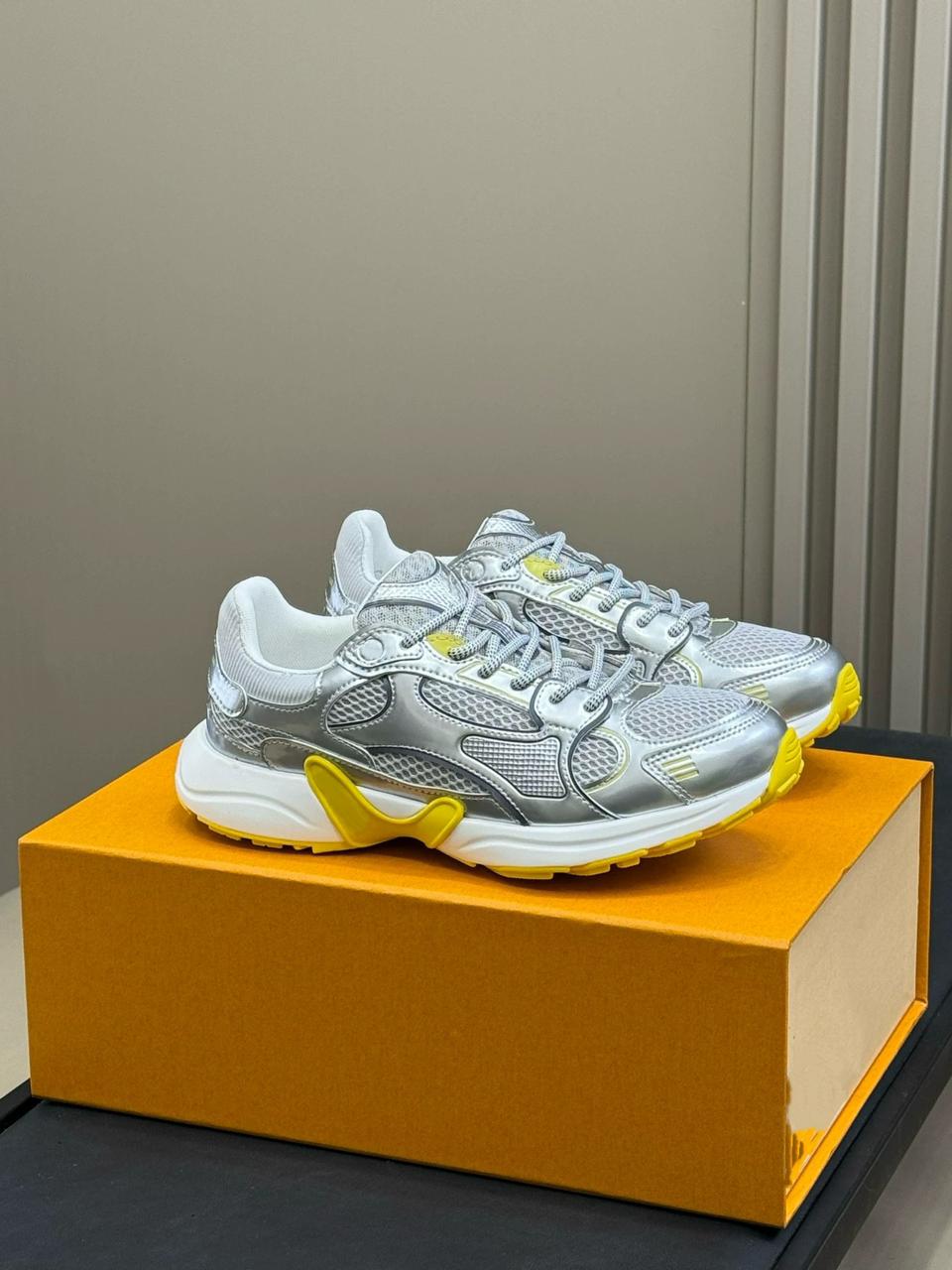 حذاء رياضي شبكي فضي وأصفر