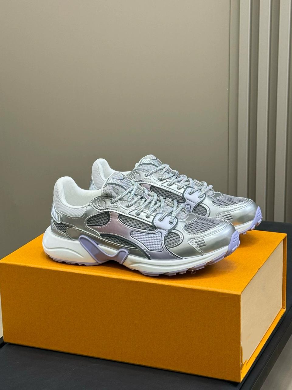 حذاء رياضي بلمسة معدنية صفراء